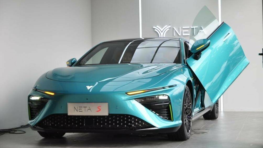 Mẫu xe thuần điện Neta S với ngoại hình thể thao và nội thất tiện nghi ra mắt tại Thái Lan. Xe dự kiến có giá khoảng 2 triệu Baht (1,4 tỷ đồng)