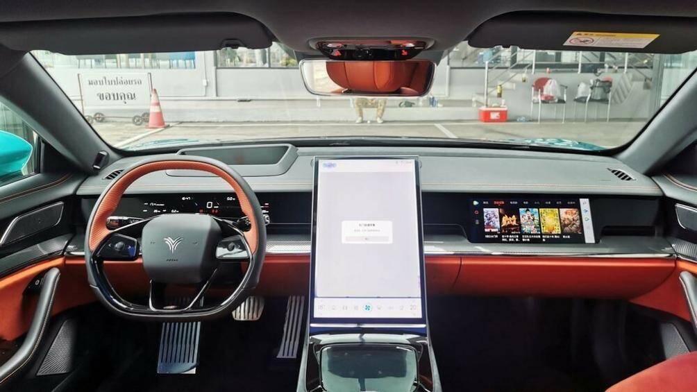 Bên trong, nội thất xe được phối 2 màu đen - cam tương phản. vô lăng vát đáy và ốp giả sợi carbon trên mặt táp-lô cũng như tapi cửa