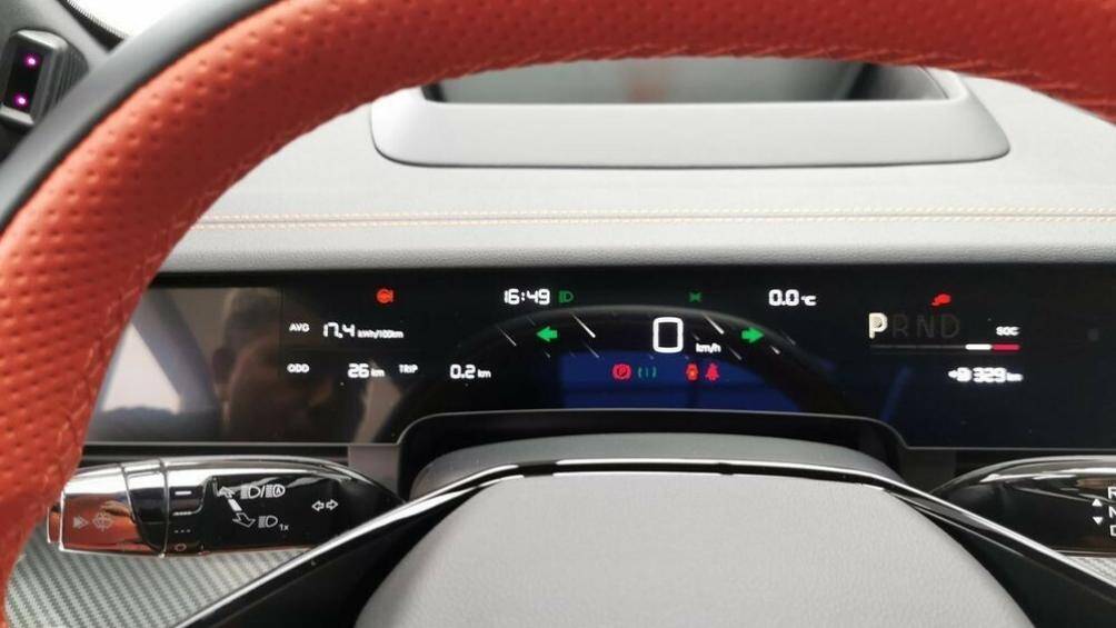 Một số tiện ích khác như cửa sổ trời toàn cảnh Panorama, màn hình hiển thị thông tin kính lái, tính năng ra lệnh bằng giọng nói...