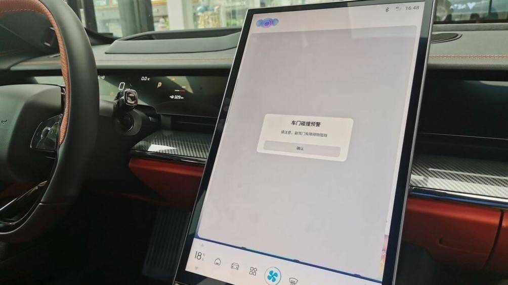 Bảng đồng hồ kỹ thuật số 13,3 inch trải dài trên mặt táp-lô, bên cạnh là màn hình cảm ứng trung tâm nằm dọc với kích thước lên đến 17,6 inch