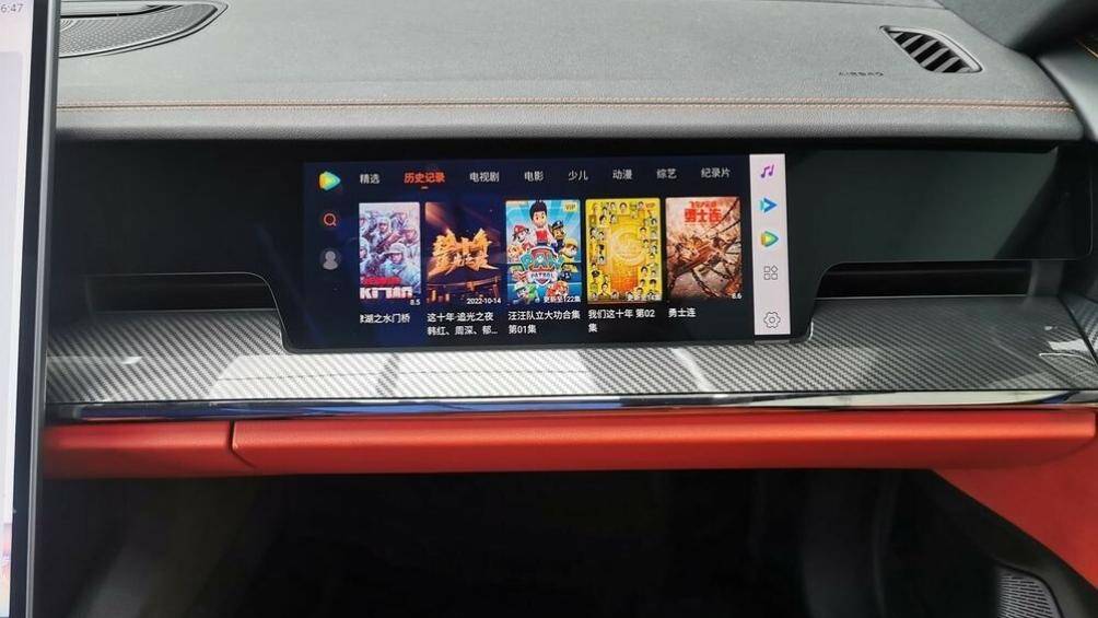 Ở phía đối diện với ghế phụ lái có thêm 1 màn hình nữa với kích thước 12,3 inch