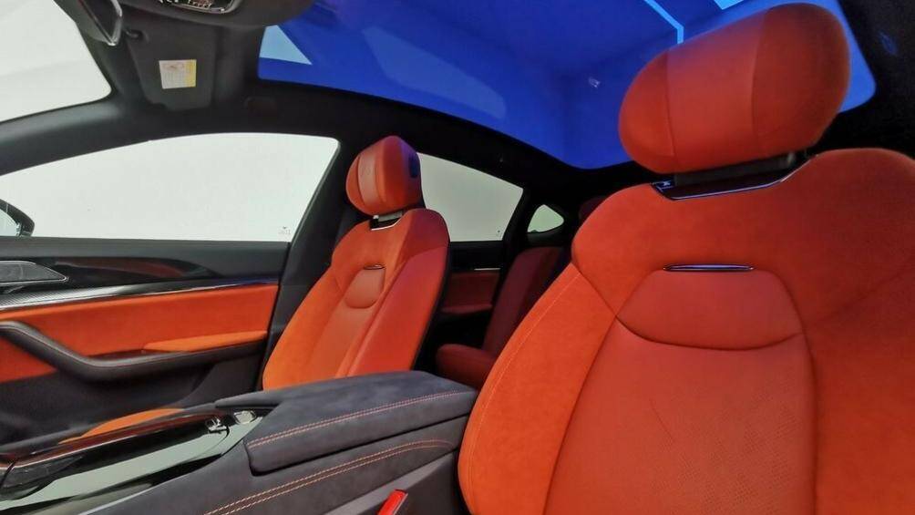 Bên cạnh đó là 30 hệ thống hỗ trợ người lái nâng cao ADAS nhờ 2 cảm biến LiDAR, 11 camera xung quanh xe, 5 radar sóng mm và 12 cảm biến siêu âm