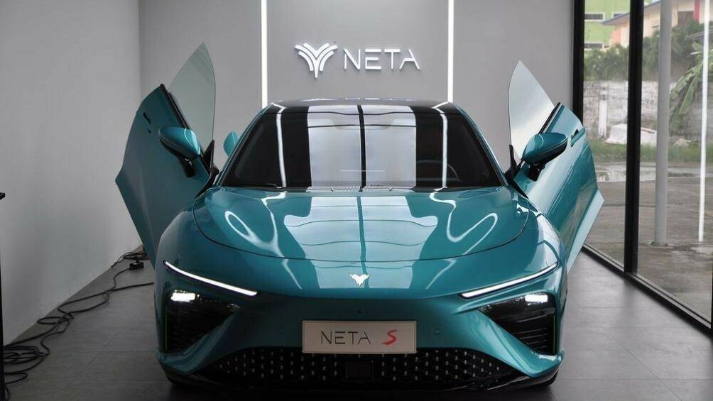 Bên ngoài, sedan Neta S chạy điện có thiết kế mang phong cách thể thao với cửa trước mở kiểu cánh chim như siêu xe