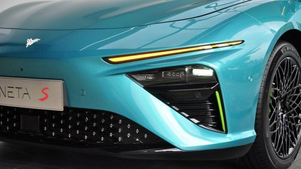 Xe sở hữu ngoại hình mượt mà với hệ thống đèn 2 tầng, bao gồm dải đèn LED định vị ban ngày kiêm đèn báo rẽ