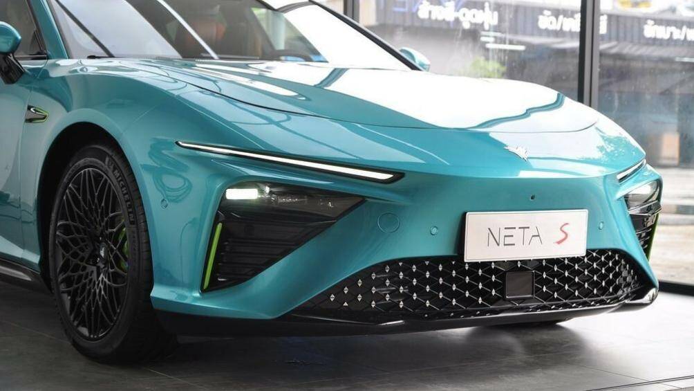 Tiếp đến là logo phát sáng thương hiệu Neta, khe gió giả màu đen ở hai góc cản trước và hốc gió trung tâm hình ngũ giác đi kèm lưới mắt cáo