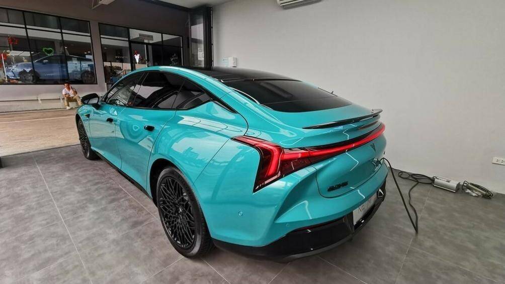 Neta S của Trung Quốc cũng khá thấp với phần nóc vuốt mượt mà về phía sau, kết thúc bằng cánh gió đuôi nhỏ