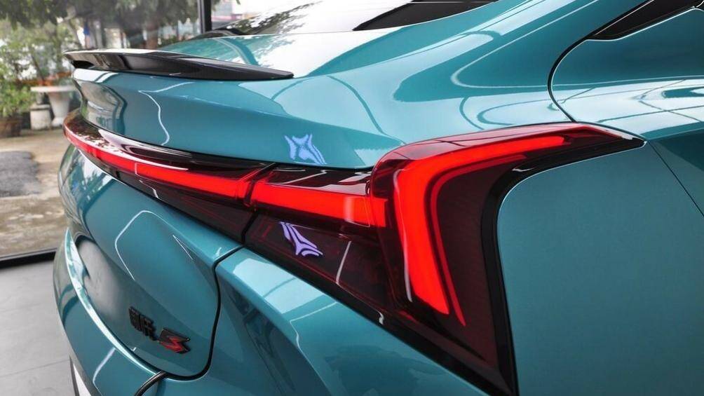 Đằng sau, Neta S gây ấn tượng bằng cụm đèn hậu LED hình chữ "L", nối với nhau bằng dải đèn vắt ngang đuôi xe