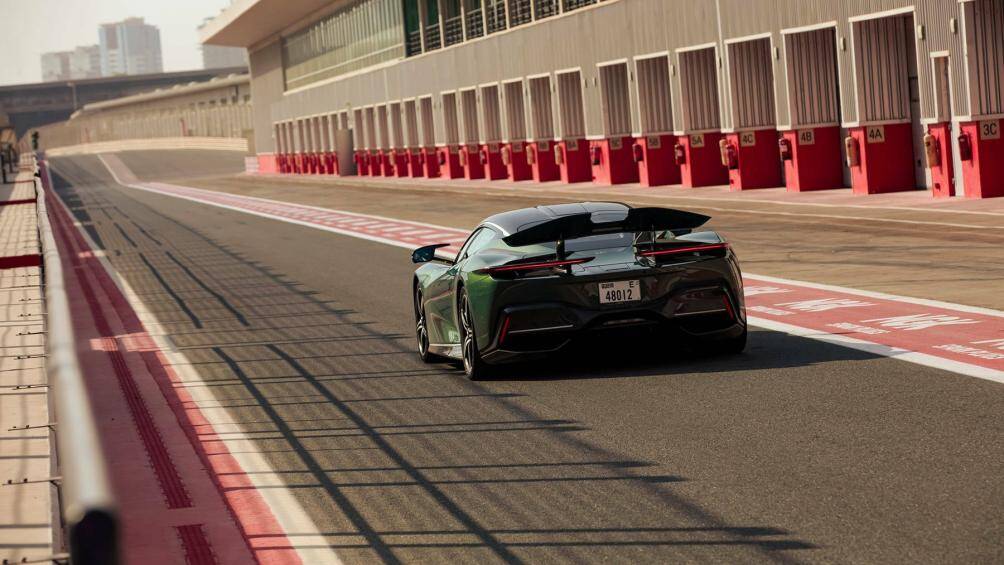 Tăng tốc từ 0 - 200 km/h chỉ cần 4,75 giây; Quãng đường phanh từ 100 - 0 km/h trong 31 mét