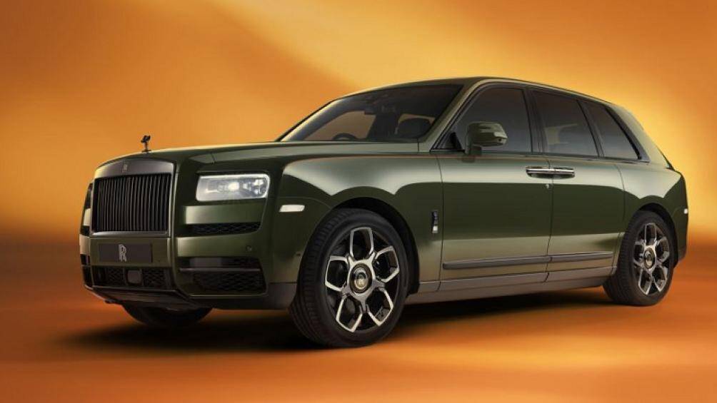 ... hoặc sự pha trộn giữa da thuộc màu Trắng Arctic White và Xám Cashmere Grey với các điểm nhấn màu Vàng Forge Yellow