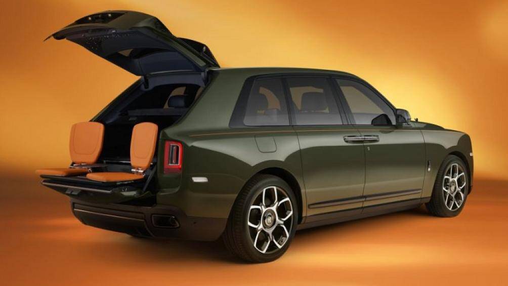 Các nhà thiết kế đã tạo ra tính năng Starlight Tailgate lấp lánh bao gồm 192 ngôi sao chiếu sáng nhẹ nhàng được gắn vào lớp vật liệu da đục lỗ