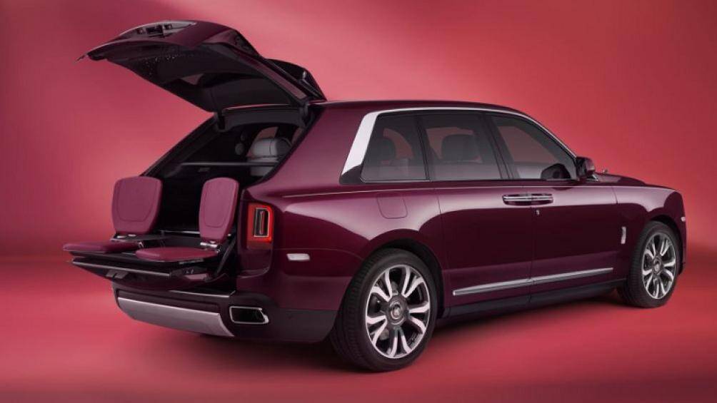 Bộ sưu tập Re-Belle là lời tuyên bố tối thượng, phản ánh xu hướng phối màu colour block đương đại với màu sắc sống động