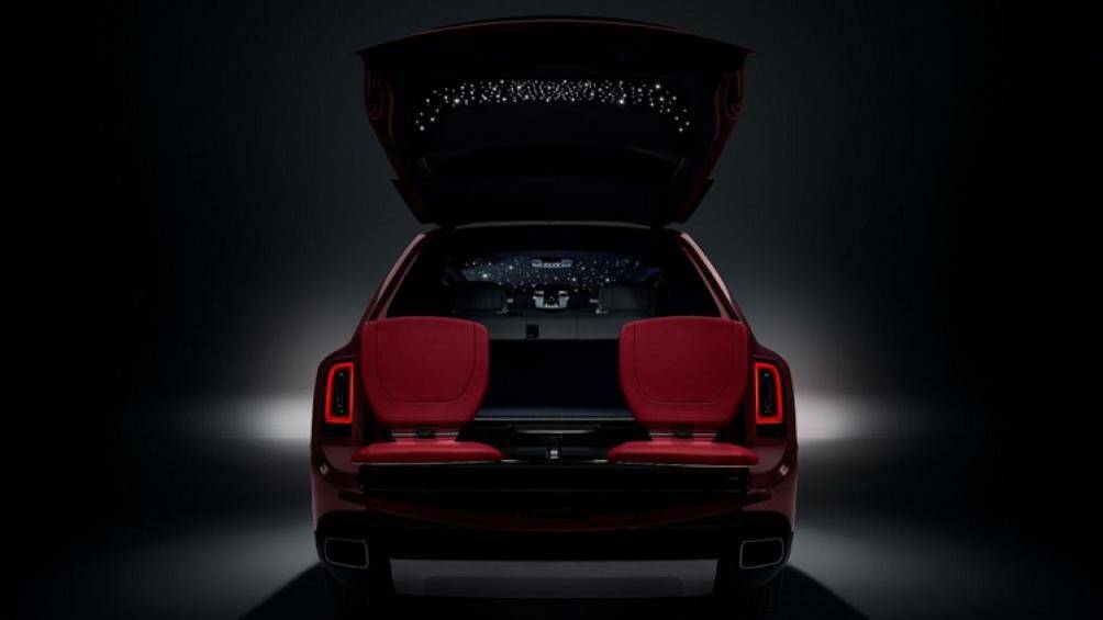 Điểm nhấn màu sắc trong không gian nội thất, bao gồm màu Xanh Lime Green hoặc Hồng Peony Pink, tạo sự tương phản nổi bật