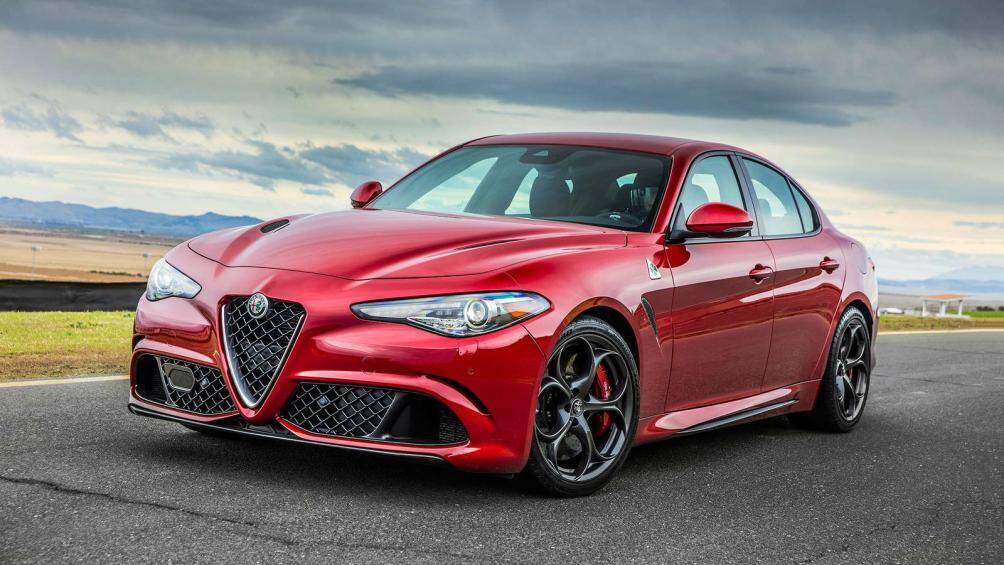 8. Alfa Romeo Giulia Quadrifoglio (tốc độ tối đa: 306 km/h)