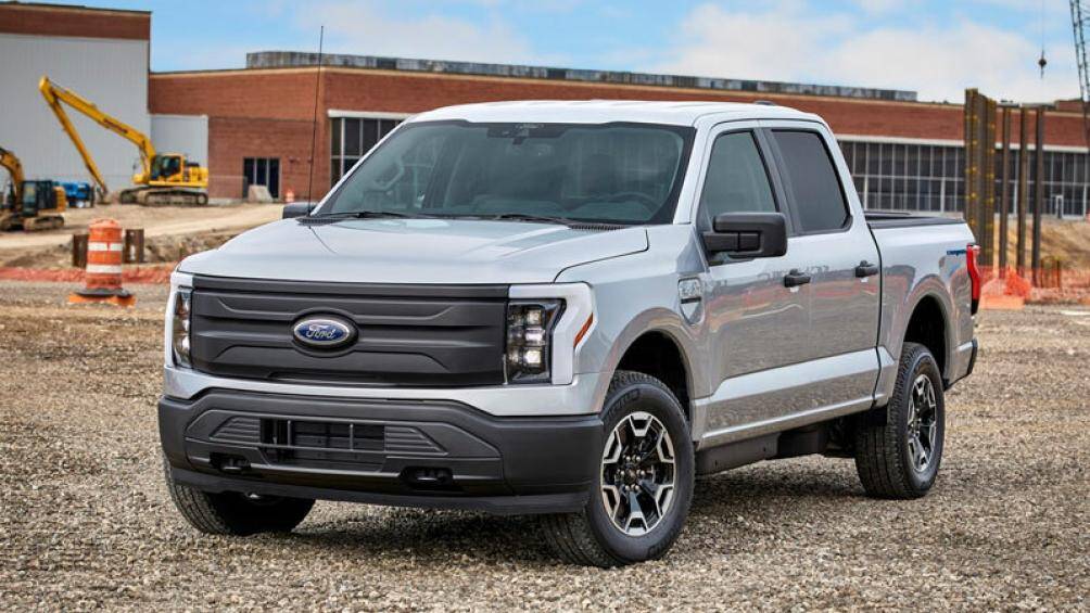 2. Ford F-150 Lightning Platinum Extended Range 2023 (giá khởi điểm: 98.669 USD)