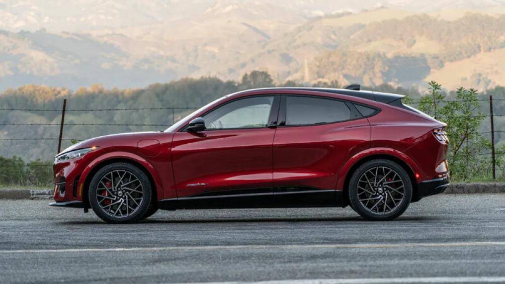 8. Ford Mustang Mach-E GT 2022 (giá khởi điểm: 69.895 USD)