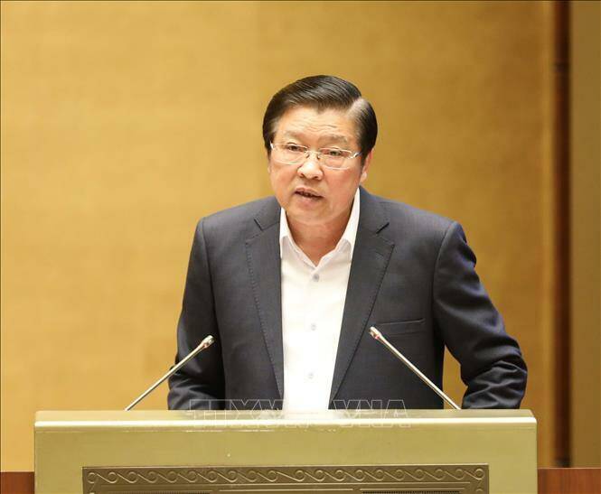 Trong phiên làm việc buổi sáng, đồng chí Phan Đình Trạc, Ủy viên Bộ Chính trị, Bí thư Trung ương Đảng, Trưởng ban Nội chính Trung ương truyền đạt chuyên đề "Tiếp tục xây dựng và hoàn thiện Nhà nước pháp quyền xã hội chủ nghĩa Việt Nam trong giai đoạn mới". 
Trong đó, ông Trạc nhấn mạnh trong nghị quyết có yêu cầu hoàn thiện cơ chế kiểm soát quyền lực nhà nước, đẩy mạnh phòng, chống tham nhũng, tiêu cực. 
"Đây là lần đầu tiên trung ương đề ra những giải pháp kiểm soát quyền lực nhà nước", ông Trạc nói.
Trưởng ban Nội chính Trung ương Phan Đình Trạc nhấn mạnh, để thực hiện mục tiêu tổng quát của Nghị quyết về Tiếp tục xây dựng và hoàn thiện Nhà nước pháp quyền XHCN Việt Nam trong giai đoạn mới, cần chú trọng thực hiện 10 nhóm nhiệm vụ giải pháp như đẩy mạnh tuyên truyền, phổ biến, giáo dục, nâng cao nhận thức về Nhà nước pháp quyền XHCN Việt Nam.