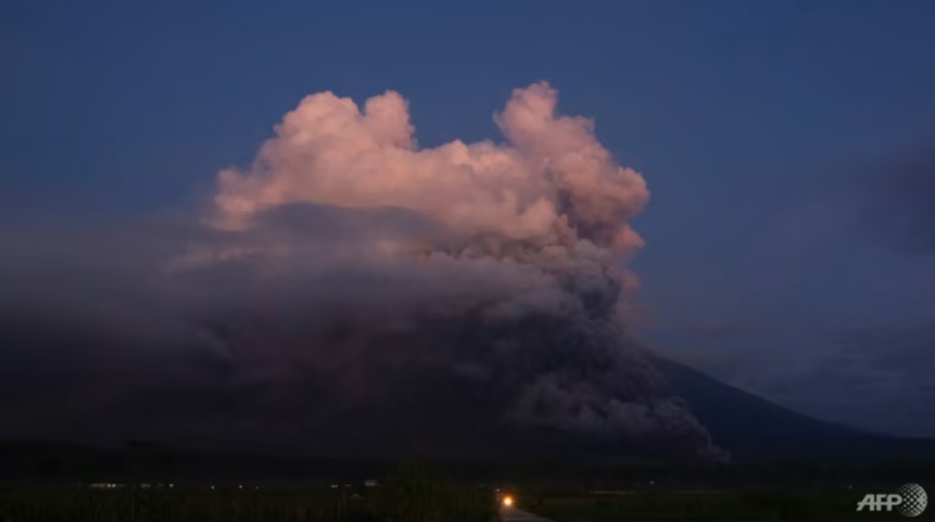 Cơ quan này cũng cho rằng tro bụi nóng từ núi lửa có thể lan ra phạm vi 19km từ trung tâm vụ phun trào. Ông Hendra Gunawan - lãnh đạo PVMBG, cho rằng vụ phun trào lần này của núi lửa Semeru có thể sinh ra lượng dung nham lớn hơn so với những lần phun trào trước đó vào các năm 2020 và 2021, tiềm ẩn nguy cơ lớn hơn trên khu vực rộng. Ảnh - AFP