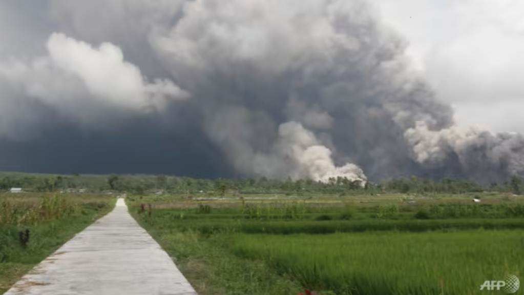 “Tro bụi núi lửa có thể bao trùm khu vực rộng nơi có nhiều dân cư”, ông Gunawan nói. Núi lửa Semeru là ngọn núi cao nhất trên đảo Java. Đợt phun trào năm ngoái của ngọn núi khiến hơn 50 người thiệt mạng, hàng nghìn người phải sơ tán. Ảnh - AFP