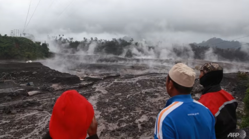Bộ Giao thông Vận tải Indonesia cho biết vụ phun núi lửa không gây ảnh hưởng tới hoạt động hàng không nhưng đã phát cảnh báo tới 2 sân bay trong khu vực. Ảnh - AFP