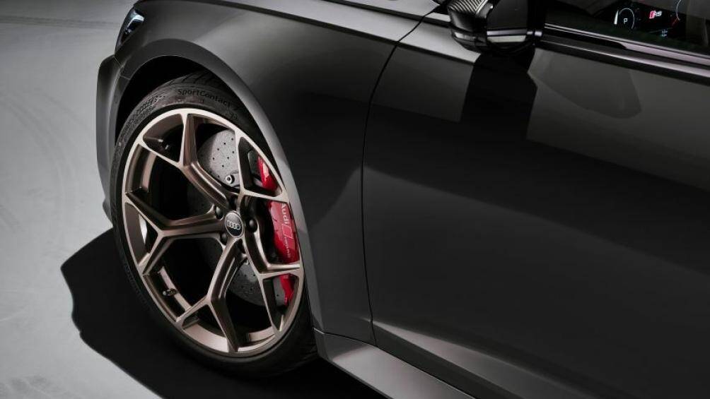 Về kiểu dáng, Audi RS6 và RS7 phiên bản Performance Edition sử dụng bộ la-zăng nhôm 21 inch có thiết kế ngôi sao 10 chấu