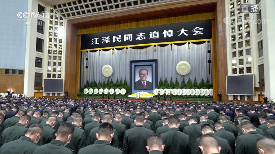 Theo báo Bưu điện Hoa Nam (SCMP), Bắc Kinh đã yêu cầu tất cả văn phòng quận ở các thành phố trên cả nước, cơ quan công quyền tổ chức cho nhân viên, người dân theo dõi lễ truy điệu ông Giang Trạch Dân được truyền hình trực tiếp. Ảnh - CCTV