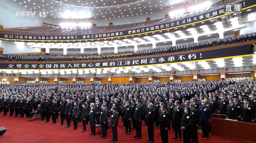 Cả nước Trung Quốc, các Đại sứ quán, Lãnh sự quán và cơ quan đại diện của nước này ở nước ngoài sẽ treo cờ rủ trong ngày 6/12. Các trung tâm thể thao, khu vui chơi công cộng tại Trung Quốc cũng ngừng hoạt động trong ngày này. Ảnh - CCTV