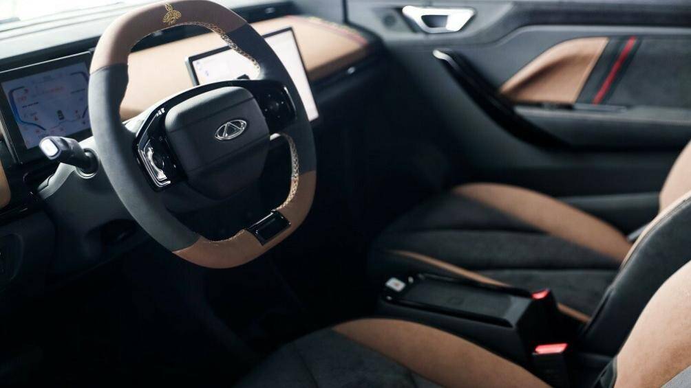 Bảng đồng hồ kỹ thuật số với màn hình LCD 7 inch, màn hình cảm ứng trung tâm 12,9 inch và cửa gió điều hòa trải dài trên mặt táp-lô