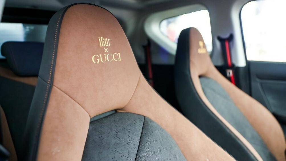 Ngoài ra, vô lăng còn được thêu hình chú ong cổ điển của thương hiệu Gucci, tựa đầu ghế được thêu logo "iCar x Gucci"
