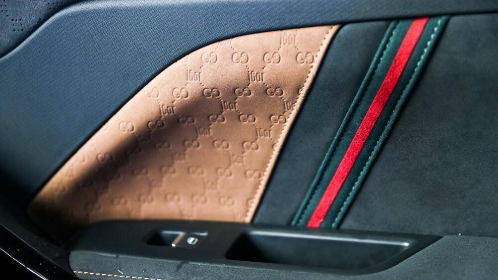 Ở mặt táp-lô và tapi cửa đều có sọc Gucci Vintage Web màu xanh lá và đỏ đặc trưng của thương hiệu thời trang Ý