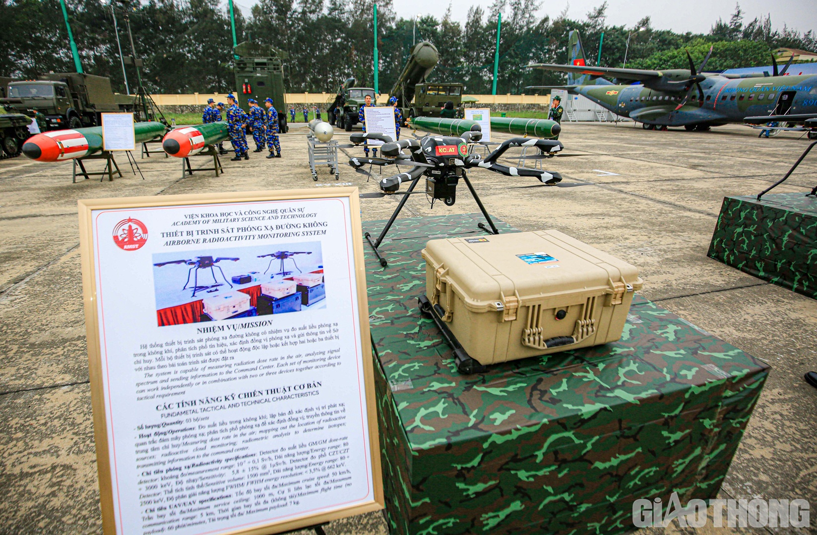 Thiết bị trinh sát phóng xạ đường không của Viện Khoa học và Công nghệ quân sự được đem tới triển lãm.