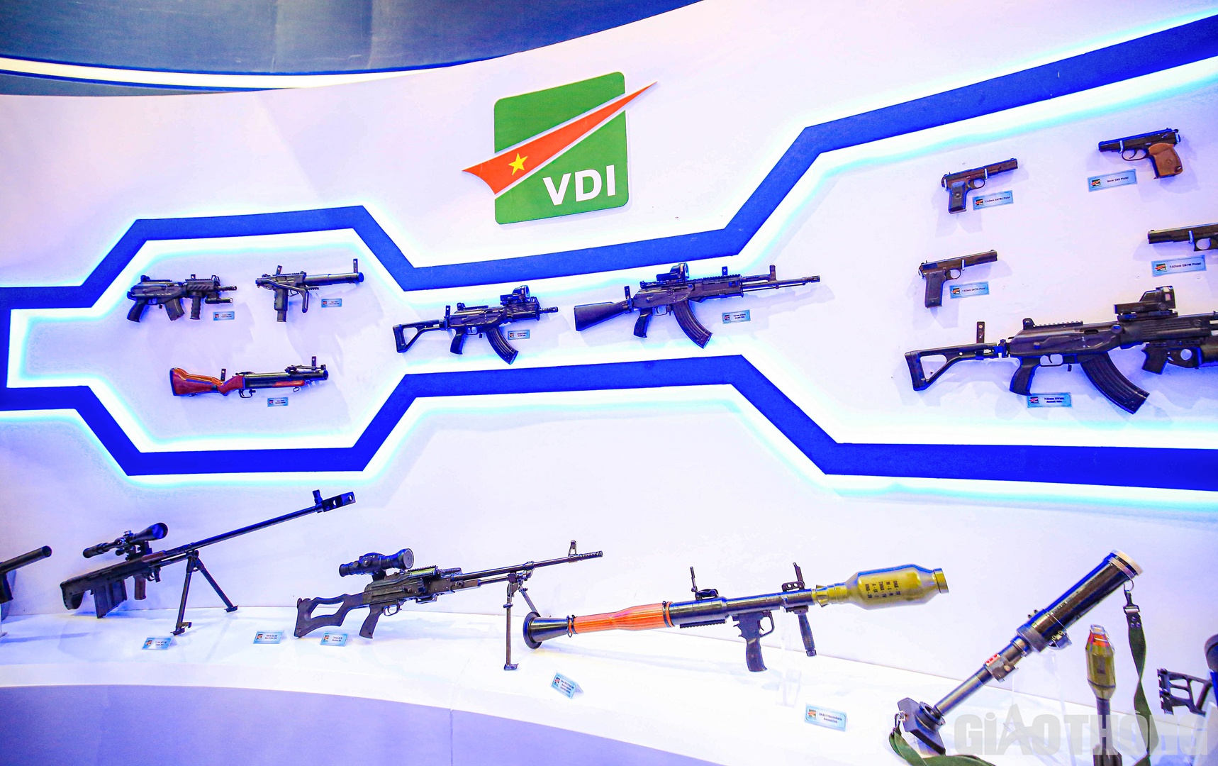 Gian trưng bày của Việt Nam sẽ tập trung vào những công nghệ, sản phẩm mang nghệ thuật phòng vệ và chiến tranh nhân dân như súng, đạn cho lục quân, pháo binh, không quân và hải quân; các sản phẩm hóa nổ, ngòi nổ, các loại khí tài quang học...