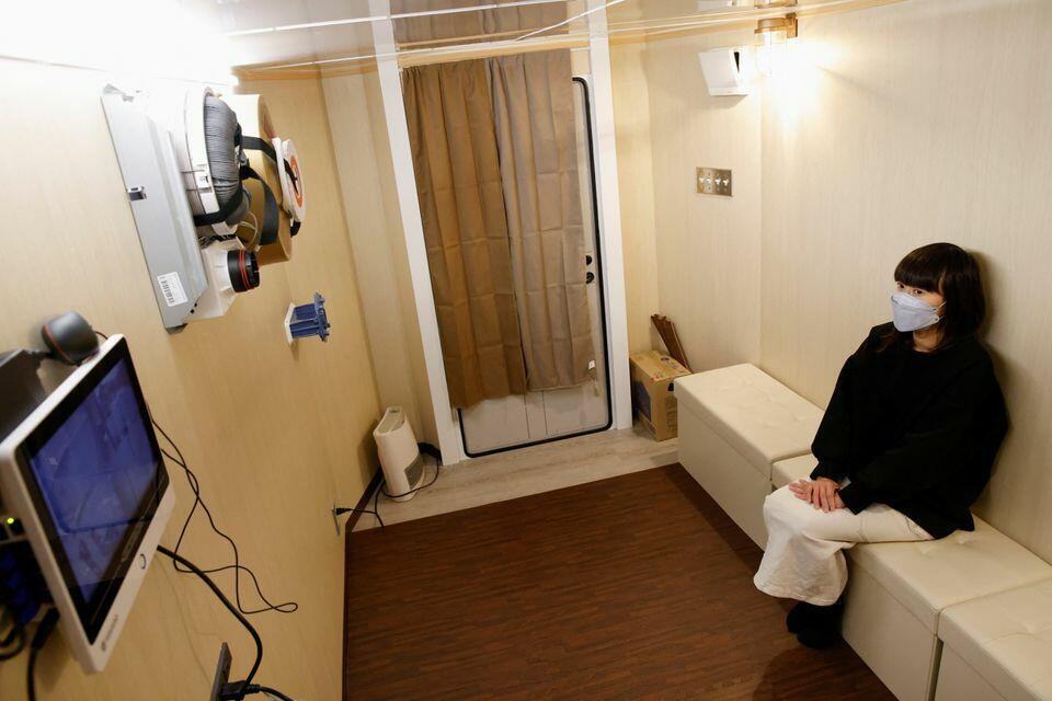 Khi Triều Tiên phóng tên lửa ngang qua lãnh thổ Nhật Bản vào tháng 10 khiến Nhật Bản phải phát đi cảnh báo tình trạng khẩn cấp qua mạng lưới điện thoại, cô Megumi Morohoshi đã ra quyết định mua một phòng tránh bom. Ảnh - Reuters