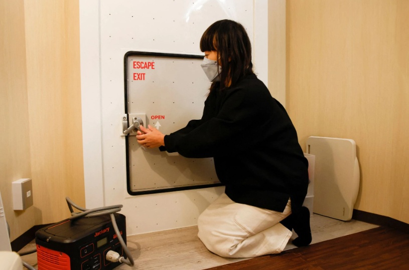 Công ty Nao Engineering đã bán phòng trú ẩn có tên Crisis-1 tại Nhật Bản từ tháng 12/2021.
Nao Engineering ghi nhận số lượng đơn đặt hàng tăng mạnh sau khi chiến sự nổ ra tại Ukraine vào tháng 2. Ngoài ra, theo hãng tin Reuters, mối đe dọa lớn nhất với quần đảo Nhật Bản trong năm nay là việc Triều Tiên liên tiếp phóng hàng chục tên lửa và được cho là chuẩn bị thực hiện vụ thử hạt nhân đầu tiên kể từ năm 2017. Ảnh - Reuters