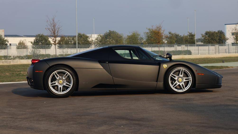 Enzo sở hữu bộ mâm 19 inch và lốp Bridgestone Potenza Scuderia. Đây cũng là lần đầu Ferrari trang bị đĩa phanh carbon ceramic do Brembo chế tác