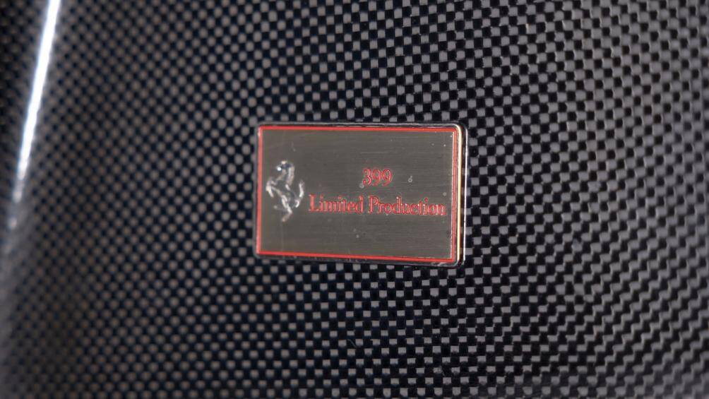 Nội thất của chiếc Enzo đặc biệt này sở hữu tông màu đen chủ đạo. Nhiều chi tiết trên xe được ốp chất liệu sợi carbon cao cấp