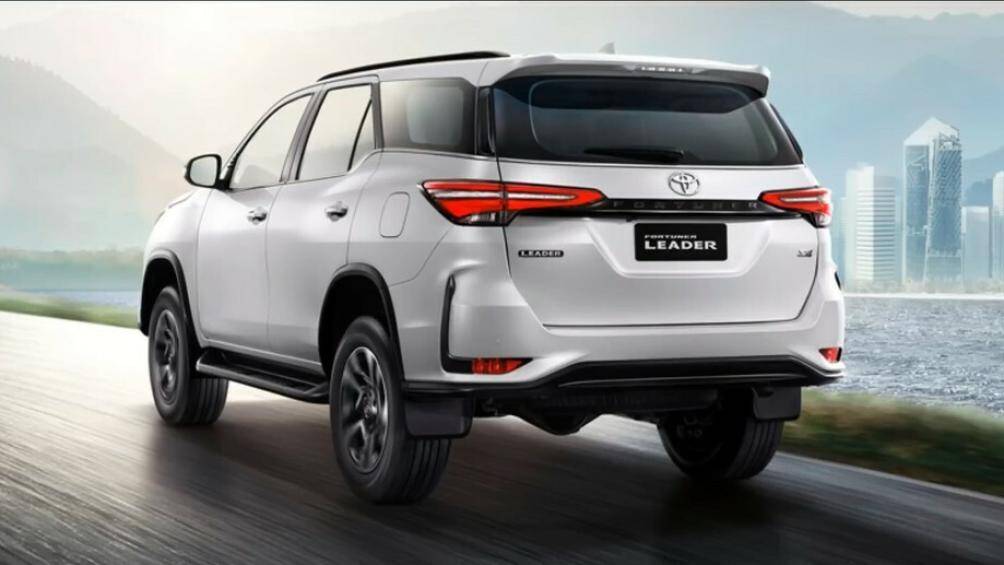 Sau khi được trang bị gói phụ kiện Modellista, Toyota Fortuner trông cao cấp hơn hẳn so với tiêu chuẩn. Xe sẽ có thêm ốp cản trước và ốp cản sau mới