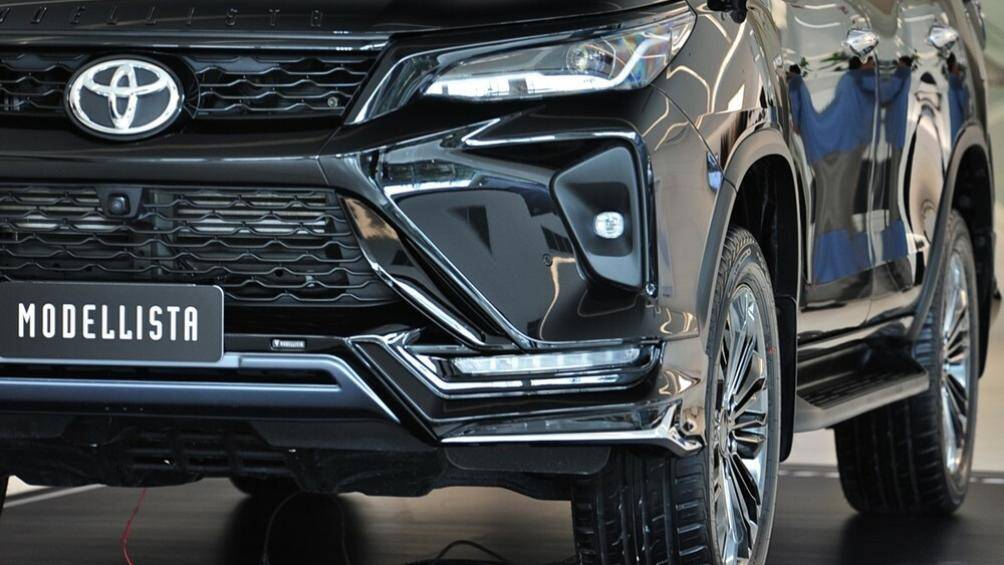 Thêm vào đó là tem chữ nổi "Modellista" được sơn màu đen bóng nằm trên nắp ca-pô và nẹp mạ crôm hình chữ "Y" mới ở hai góc cản trước