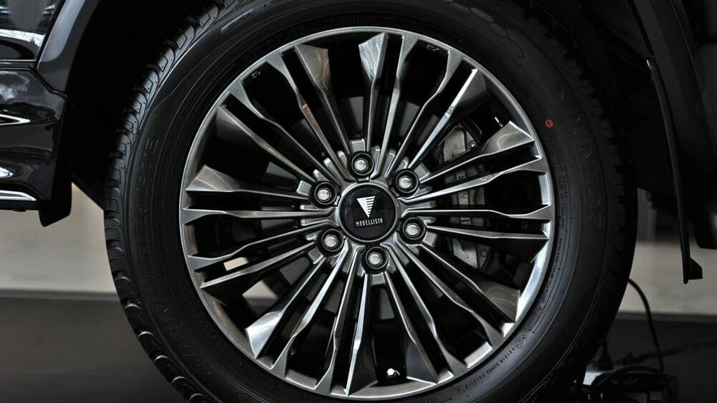 Riêng ở Toyota Fortuner Leader 2023, xe sẽ được bổ sung bộ vành la-zăng mới có đường kính 20 inch và thiết kế đa chấu, sơn màu xám