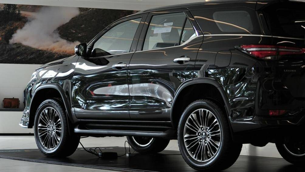 Tại Thái Lan, Toyota Fortuner Leader 2023 chỉ có một loại động cơ là máy dầu 4 xi-lanh, dung tích 2.4L, sản sinh công suất 150 mã lực và mô-men xoắn cực đại 400 Nm