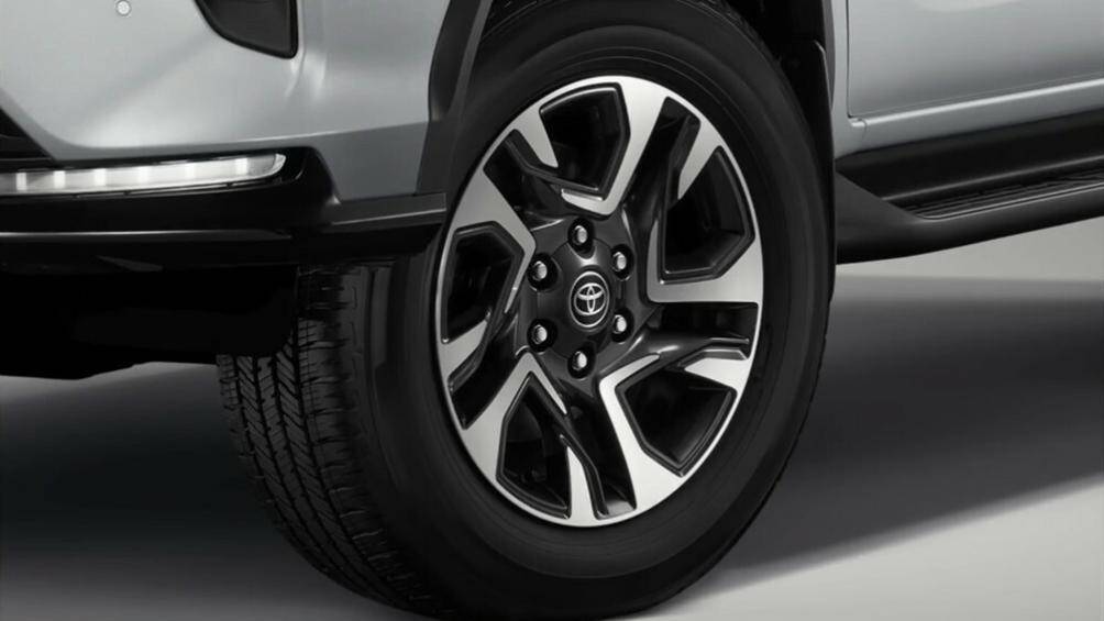 Trong khi đó, giá xe Toyota Fortuner Legender 2023 tại thị trường Thái Lan dao động từ 1,603 - 1,859 triệu Baht (1,11 - 1,29 tỷ đồng)