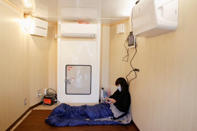 Phòng tránh bom của công ty Nao Engineering có kích thước tương đương một phòng chứa đồ, được làm hoàn toàn từ sắt, thép và lắp hệ thống lọc khí do Israel sản xuất để ngăn ngừa khí độc, bức xạ. Yếu điểm là phòng tránh bom không đủ sức chống chịu trước vụ tấn công trực tiếp của tên lửa hoặc vụ nổ hạt nhân cũng như khá cồng kềnh với trọng lượng lên tới 3 tấn, không thể lắp đặt ở đa số ngôi nhà, sân vườn tại Nhật Bản. Ảnh - Reuters