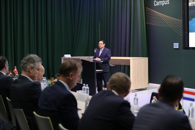 "Vấn đề cuối cùng, có ý nghĩa quyết định là vấn đề con người, do đó, hợp tác giữa hai bên phải có nội dung đào tạo nhân lực chất lượng cao cho Brainport này", Thủ tướng nói.
Thủ tướng hy vọng sau chuyến thăm này, hai bên sẽ đưa mối quan hệ lên tầm cao mới, bao trùm, bền vững, xuyên suốt hơn, trong đó có quan hệ giữa BIC với các đối tác phía Việt Nam.
"Như huấn luyện viên đội tuyển bóng đá quốc gia Hà Lan Louis van Gaal đã nói: Chúng ta có thể đi đến hồi kết, nhưng chúng ta đi đến hồi kết để bắt đầu chứ không phải để kết thúc", Thủ tướng phát biểu. Ảnh: VGP