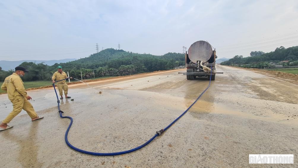 Công tác giám sát chất lượng thi công luôn được quan tâm. (Trong ảnh, lớp base được các kỹ sư, công nhân của Tập đoàn Sơn Hải xịt rửa sạch bóng).