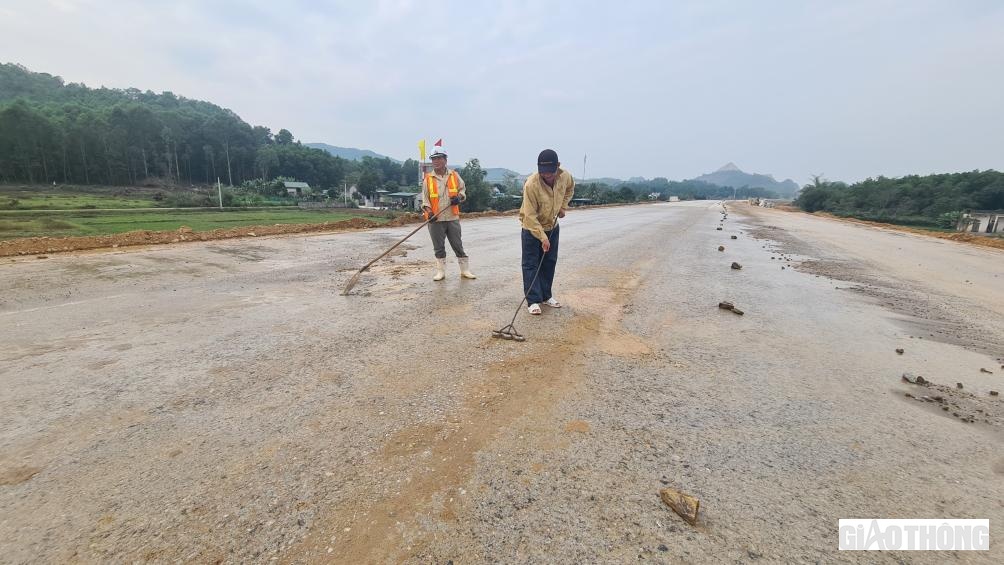 Những cục đất bám bặt base do phương tiện di chuyển được cọ rửa sạch sẽ.