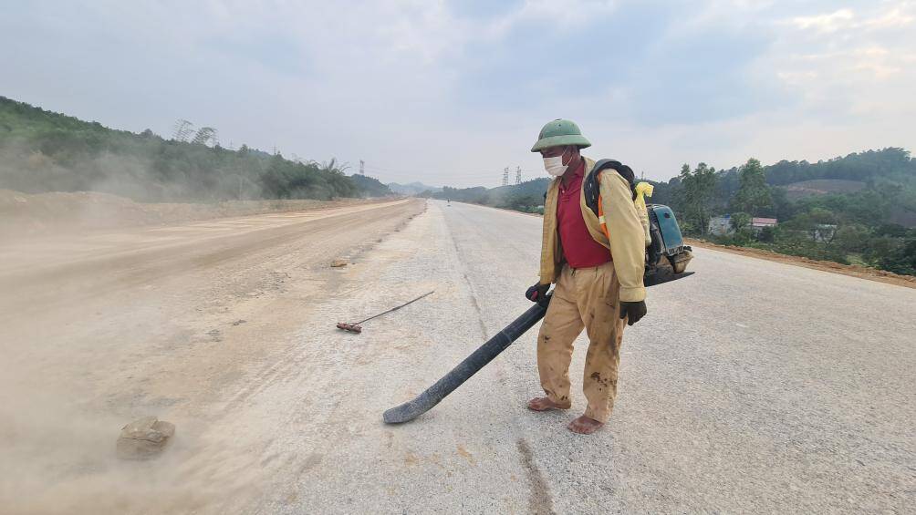 Sau khi để khô ráo, tiếp tục được thổi bụi 1 lần nữa rồi mới tưới nhựa dính bám và tiến hành thảm bê tông nhựa lớp dưới.