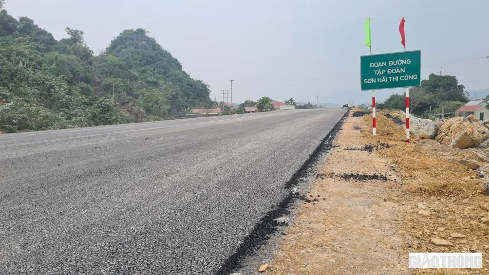 Công nhân Cao Xuân Phú, đã có hơn 10 năm làm cho Tập đoàn Sơn Hải, nói một cách đơn giản: "Ở đâu ông Hải (Chủ tịch HĐQT), cũng bắt phải làm như vậy cả".
