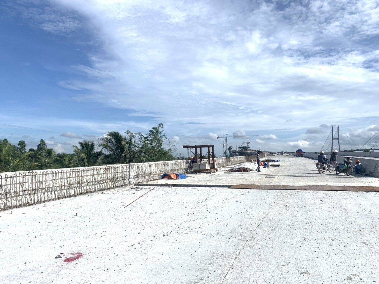 Đối với phần đường dẫn hai đầu cầu, nhà thầu Định An cũng đã hoàn thành thi công lớp K98, đang tiến hành thi công lớp base. “Tất cả phần việc do Tập đoàn Định An thi công sẽ đảm bảo hoàn thành trong tháng 12/2022, đúng tiến độ yêu cầu của hợp đồng đã ký với chủ đầu tư”, ông Thành khẳng định.