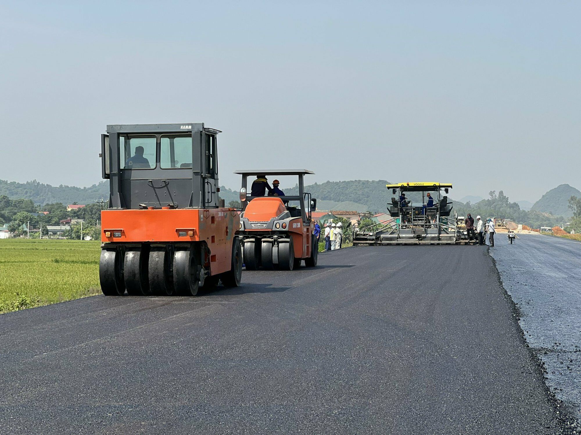 Suốt nhiều tháng qua, trên đại công trường cao tốc Bắc - Nam giai đoạn 1 (2017 - 2020), hàng nghìn cán bộ kỹ sư, công nhân kết hợp cùng các phương tiện máy móc, thiết bị hiện đại gắn trên mình logo thương hiệu của Công ty TNHH Tập đoàn Định An đang dồn lực thi công không quản ngày đêm để đẩy nhanh tiến độ các gói thầu. Trải dài từ Bắc vào Nam, từ gói thầu XL11 - cao tốc Mai Sơn - QL45, XL02 - cao tốc QL45 - Nghi Sơn, XL08 - cao tốc Cam Lộ - La Sơn đến gói thầu XL04 - cầu Mỹ Thuận 2, nơi có sự hiện diện của nhà thầu Định An, bất kể ngày hay đêm tiếng máy thi công cũng không bao giờ ngơi nghỉ. Trong ảnh: Nhà thầu Định An đang tổ chức thi công thảm bê tông nhựa tại gói XL11 cao tốc Mai Sơn - QL45.