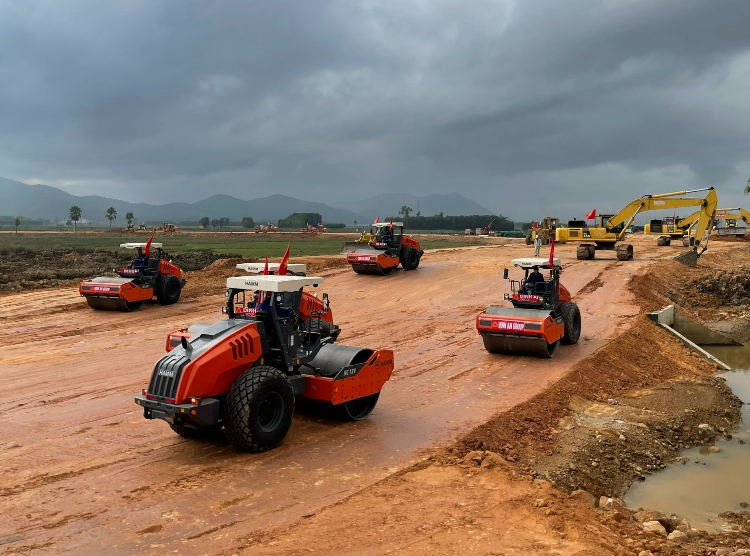 Tiến độ không gấp rút thời gian như các dự án trên, gói thầu XL-02 cao tốc QL45 - Nghi Sơn có tiến độ hoàn thành theo hợp đồng vào tháng 8/2023 cũng đang được các cán bộ kỹ sư, công nhân của Tập đoàn Định An dồn lực thi công. Theo ông Cao Văn Hóa - Chỉ huy trưởng công trường (Tập đoàn Định An) cho biết, phần đường trên tuyến đang được gấp rút tổ chức thi công, những đoạn cần xử lý đất yếu đã được nhà thầu đắp gia tải, dự kiến dỡ tải thi công trong tháng 2 - tháng 3/2023.