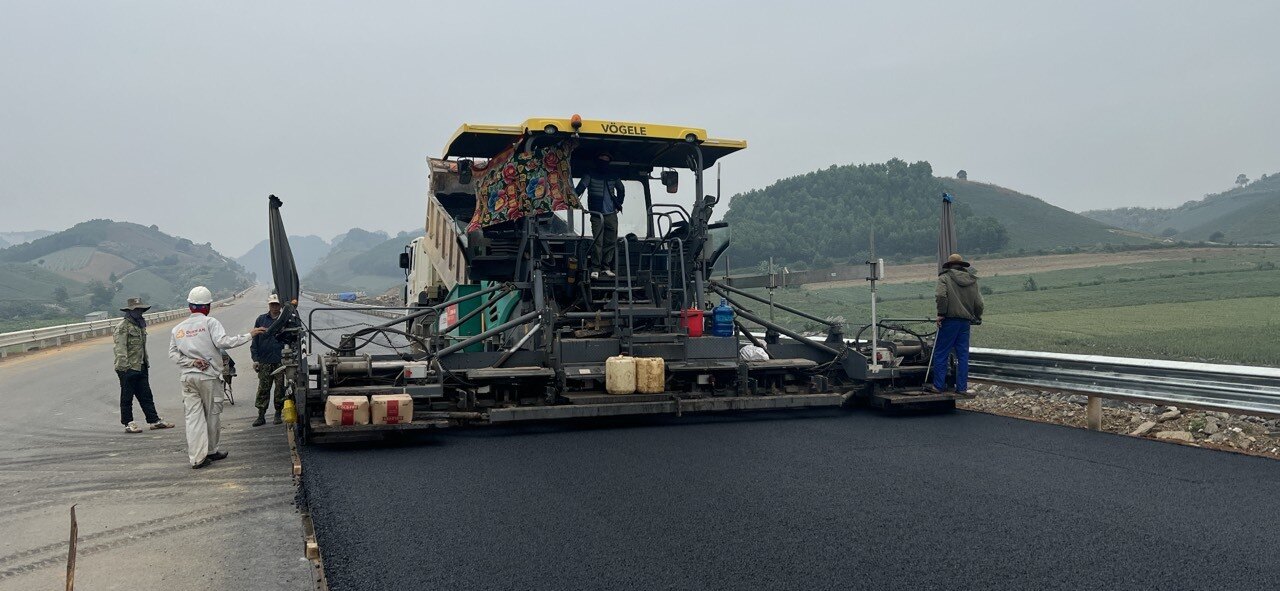 Dây chuyền máy rải bê tông nhựa của Tập đoàn Định An đang thi công ở cao tốc Mai Sơn - QL45 được đánh giá là máy rải bê tông nhựa hiện đại nhất ở Việt Nam hiện nay.  Đại diện Ban QLDA Thăng Long (chủ đầu tư) cho biết, tại gói thầu XL11, Tập đoàn Định An đang có tiến độ thi công tốt nhất trong 3 nhà thầu nằm trong liên danh. “Ngoài phần việc đảm nhiệm theo hợp đồng, Tập đoàn Định An còn đang hỗ trợ thảm bê tông nhựa cho nhà thầu Tập đoàn Cường Thịnh Thi tại gói thầu này để đảm bảo hoàn thành gói thầu đúng tiến độ yêu cầu”, đại diện chủ đầu tư cao tốc Mai Sơn - QL45 đánh giá.